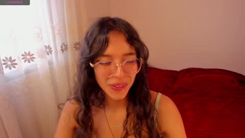 Snapshot of aluna_0310 chatting on December 4, 9:35 pm . . online show from December 4, 9:35 pm