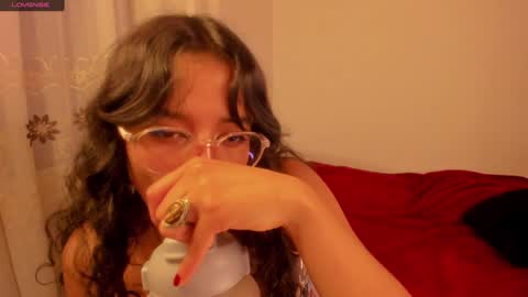 Snapshot of aluna_0310 chatting on December 5, 11:07 pm . . online show from December 5, 11:07 pm