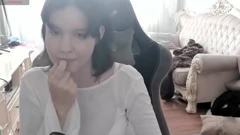 alyaska_yang online show from June 25, 2:32 pm
