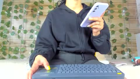 Snapshot of alyssia_oceann chatting on February 13, 12:43 pm alyssia online show from February 13, 12:43 pm