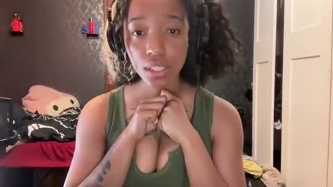 Snapshot of alyx_valoria chatting on July 13, 12:57 am Alyx online show from July 13, 12:57 am
