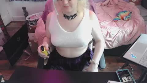 alyxiabewbs online show from June 19, 7:50 pm