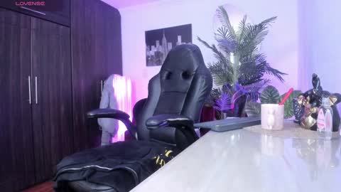 anny online show from March 8, 8:33 am