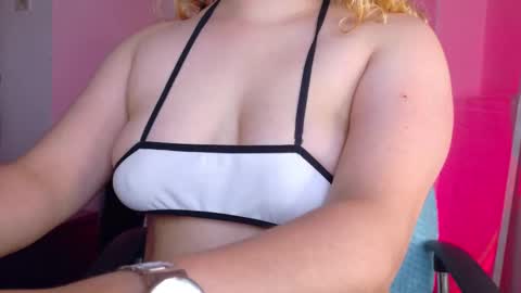 Snapshot of amalia_rosse_ chatting on January 16, 11:09 pm Amalia Im Back See you soon this January 7 at 10 pm Colombia time online show from January 16, 11:09 pm