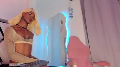 Snapshot of amandaa_fox_ chatting on June 25, 6:12 pm amandaa_fox_ online show from June 25, 6:12 pm
