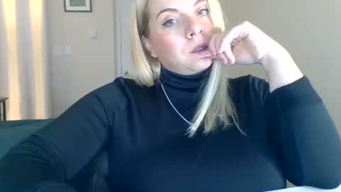 Snapshot of amandainbloom chatting on October 19, 7:25 pm Amanda online show from October 19, 7:25 pm