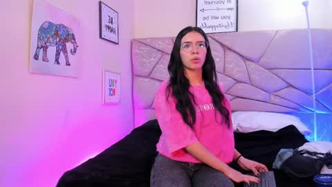 Snapshot of amara_velle chatting on April 6, 1:01 pm amara velle online show from April 6, 1:01 pm