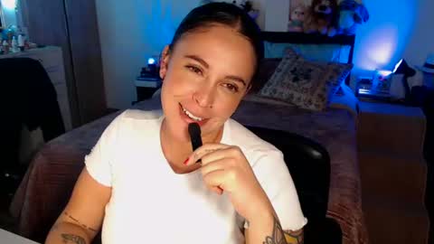 Snapshot of amarat_jolie chatting on July 31, 2:11 am Mila online show from July 31, 2:11 am