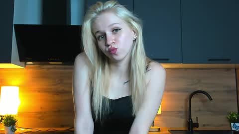 Snapshot of amazing_video chatting on January 21, 11:13 pm amazing_video online show from January 21, 11:13 pm
