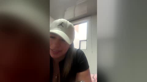 Snapshot of ambar_cortes chatting on February 5, 9:52 pm ambar_cortes online show from February 5, 9:52 pm