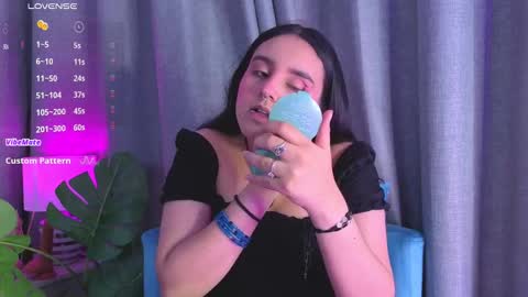 Snapshot of ambar_devon chatting on January 15, 7:17 pm online show from January 15, 7:17 pm