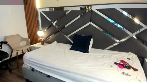 Ambar Ross online show from April 8, 1:33 pm