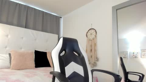 Snapshot of amber_novoa chatting on February 8, 1:36 pm Amber Novoa online show from February 8, 1:36 pm