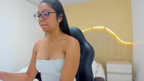  AMBER PEARSON  online show from April 14, 2:01 pm