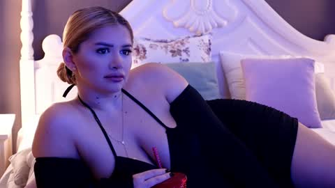 Amberseyes online show from December 9, 8:33 am