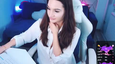 AmbraEnm online show from March 12, 1:50 pm