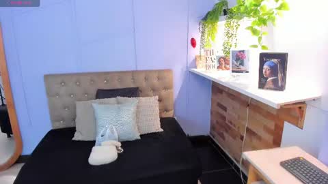 Amelia Adams online show from July 18, 12:09 pm