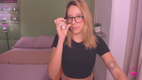 Snapshot of ameliegraham chatting on December 11, 10:58 am Amelie Graham online show from December 11, 10:58 am