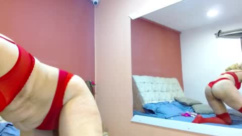 Snapshot of amelielux chatting on February 11, 6:02 pm Amelie Lux online show from February 11, 6:02 pm