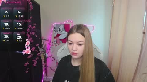 Snapshot of ameliepeach chatting on April 7, 1:28 am Amelie online show from April 7, 1:28 am