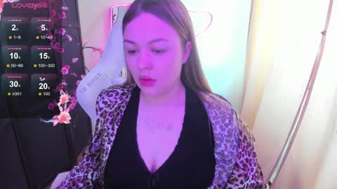 Snapshot of ameliepeach chatting on April 9, 6:19 am Amelie online show from April 9, 6:19 am