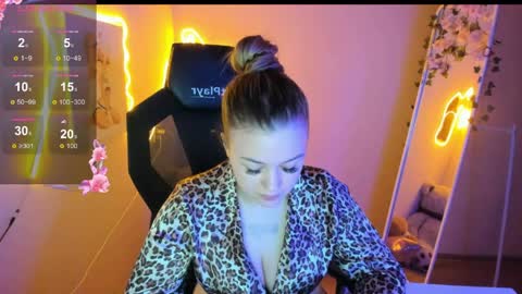 Snapshot of ameliepeach chatting on April 9, 6:24 pm Amelie online show from April 9, 6:24 pm