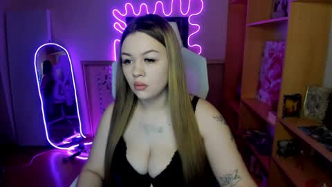 Snapshot of ameliepeach chatting on April 12, 1:21 am Amelie online show from April 12, 1:21 am