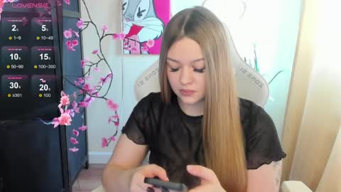 Snapshot of ameliepeach chatting on April 27, 5:16 am Amelie online show from April 27, 5:16 am