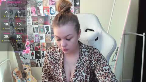 Snapshot of ameliepeach chatting on May 1, 1:43 am Amelie online show from May 1, 1:43 am