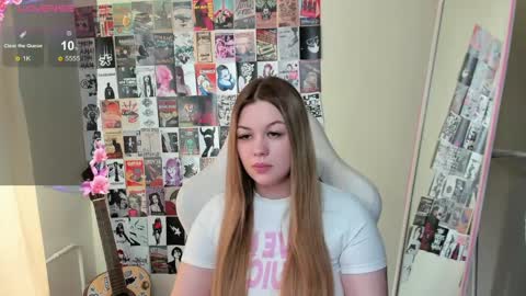 Snapshot of ameliepeach chatting on May 2, 1:54 am Amelie online show from May 2, 1:54 am