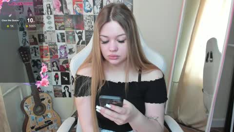 Snapshot of ameliepeach chatting on May 13, 2:20 am Amelie online show from May 13, 2:20 am