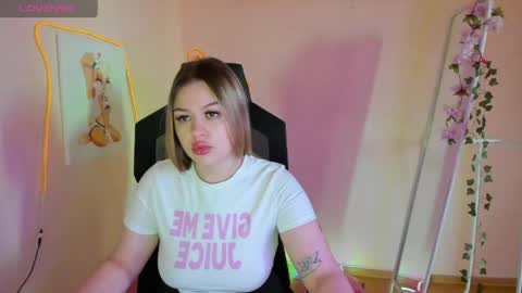 Snapshot of ameliepeach chatting on May 20, 1:34 am Amelie online show from May 20, 1:34 am