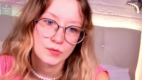 Snapshot of amelieviolet chatting on June 3, 12:41 pm Amelie online show from June 3, 12:41 pm