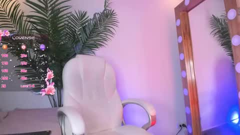 Snapshot of ameliie_brown chatting on March 10, 7:42 am Amelie online show from March 10, 7:42 am