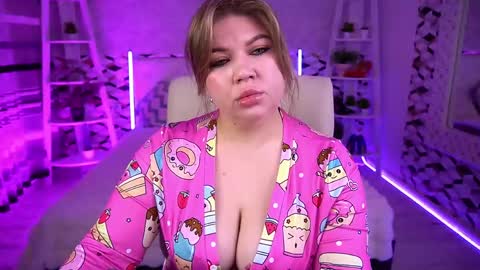 Snapshot of amellywhite chatting on May 7, 12:32 pm Alina online show from May 7, 12:32 pm