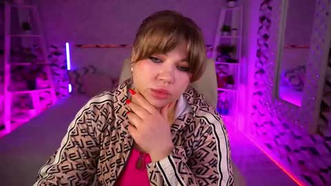 Snapshot of amellywhite chatting on June 2, 12:29 pm Alina online show from June 2, 12:29 pm