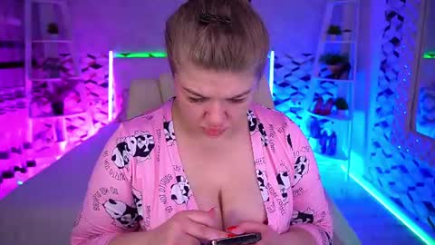 Snapshot of amellywhite chatting on June 13, 12:25 pm Alina online show from June 13, 12:25 pm