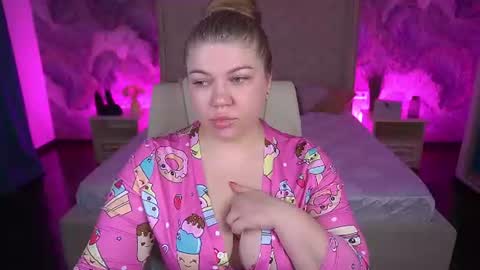 Snapshot of amellywhite chatting on June 17, 12:29 pm Alina online show from June 17, 12:29 pm