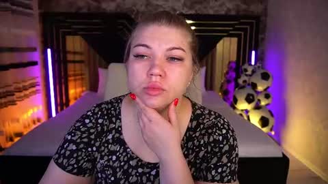 Snapshot of amellywhite chatting on July 3, 12:44 pm Alina online show from July 3, 12:44 pm