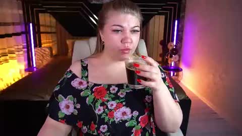 Snapshot of amellywhite chatting on July 21, 12:18 pm Alina online show from July 21, 12:18 pm