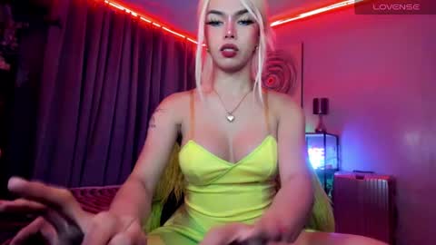 Snapshot of amethyst_ts chatting on December 10, 4:38 pm AMETHYST look at my BIO online show from December 10, 4:38 pm