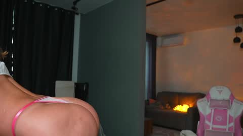 Snapshot of amilia4u chatting on February 25, 7:51 am A online show from February 25, 7:51 am