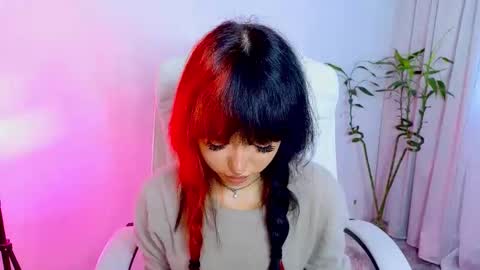 Snapshot of amiraaa__ chatting on February 8, 11:02 am online show from February 8, 11:02 am