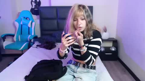 Snapshot of amnesiia_ chatting on October 9, 12:25 pm Amnesia online show from October 9, 12:25 pm