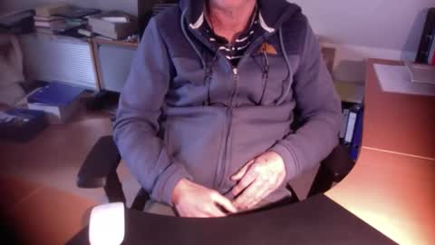 Snapshot of amor2200 chatting on October 29, 8:49 am Amor2200 online show from October 29, 8:49 am