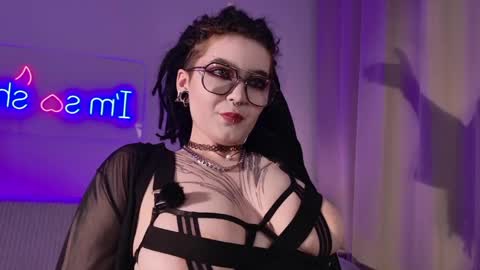 Snapshot of amorefae chatting on May 19, 1:00 am amore online show from May 19, 1:00 am