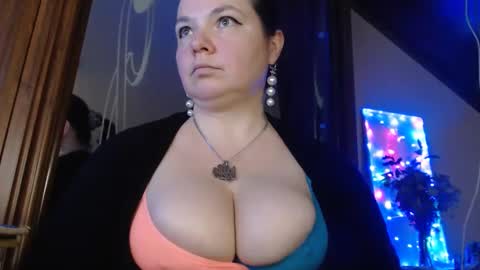 Snapshot of amorelara chatting on December 7, 9:17 am amorelara online show from December 7, 9:17 am