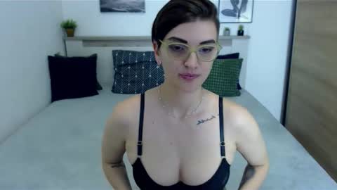 Snapshot of amylexy chatting on October 4, 7:34 pm Hi there guys  My pleasure in your hands  pvt is open online show from October 4, 7:34 pm
