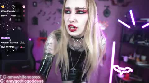 Snapshot of amywhitenessxx chatting on June 6, 11:15 am Amy switch Goddess divine Mistress online show from June 6, 11:15 am