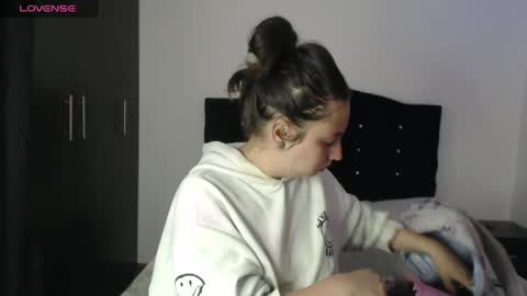 ana_arms_ online show from April 9, 2:55 pm